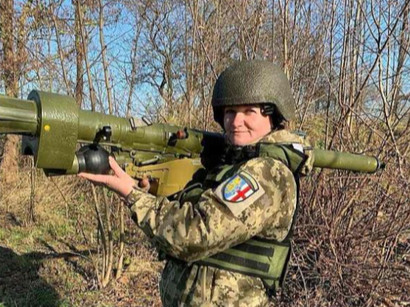 Bijusī bērnudārza audzinātāja Natālija Grabarčuka ar pārnēsājamo raķešu palaišanas ierīci "Igla".