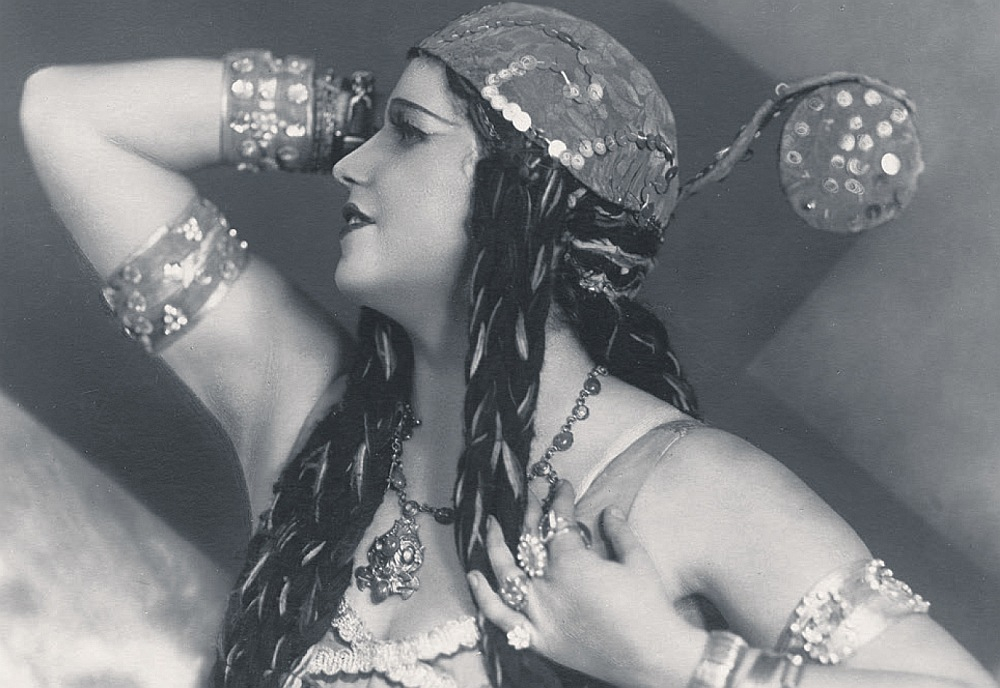 Marija Lipčiene Dalilas lomā Kamila Sensānsa operā "Samsons un Dalila" (pirmizrāde Valsts teātrī Kauņā 8.05.1931., režisors Teofans Pavlovskis, diriģents Mīkols Bukša). Fotoateljē "Zinaida", 1931. Lietuvas Teātra, mūzikas un kino muzeja kolekcija, Viļņa.