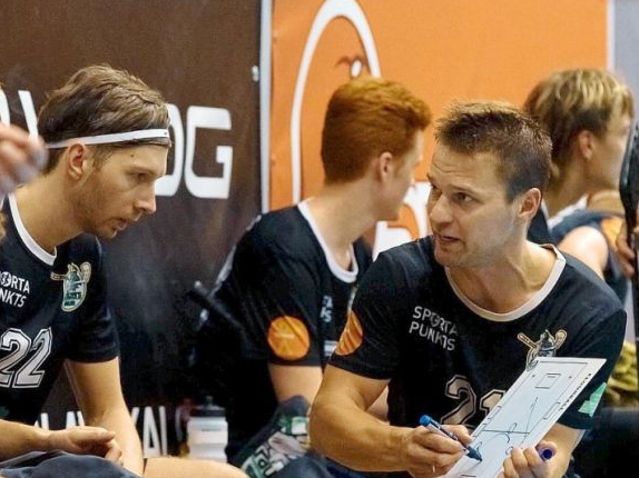 Artis Raitums (no labās) ir "Talsu NSS/Krauzers" komandas spēlējošais treneris, tāpēc spēles laikā ir gan laukumā, gan uz planšetes zīmē taktiskās viltības. Talsu komanda ir 2024. gada Latvijas vicečempione un šīs sezonas līdere, savukārt Raitums sestdien sāks dalību savā desmitajā pasaules čempionātā.