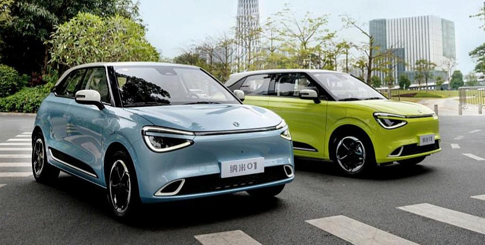 "Dongfeng BOX" garums ir tikai četri metri, tā tomēr ir visai ietilpīga. Latvijā pagaidām ir pieejama tikai auto elektroversija, un lielākajā komplektācijā tā ir aprīkota ar 42,3 kWh akumulatoru, kas sola iespēju nobraukt aptuveni 310 kilometrus ar vienu uzlādi.