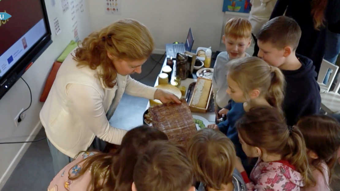 Skolēni iepazīst biškopju darbu un bišu nozīmi dabā.