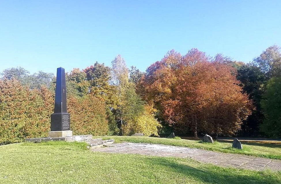 Padomju periodā Zlēkās liktais piemineklis.