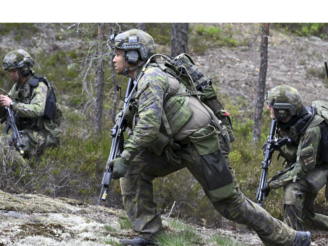 Somijas karavīri piedalās mācībās. Somijas armija ir ievērojams spēks,
kas kara gadījumā varētu mobilizēt ap 280 000 apmācītu karavīru, turklāt palīgā būtu gatavi doties līdz pat 900 000
rezervistu. Somijai ir arī ļoti spēcīgas artilērijas vienības.