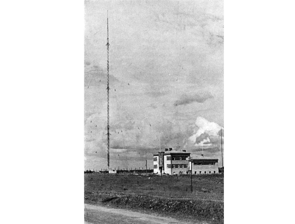 Kuldīgas radiostacija ar torni 20. gs. 30. gadu beigās.