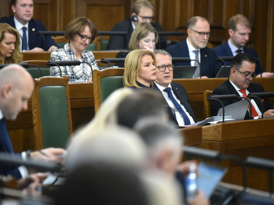 Veselības ministrs Hosams Abu Meri (no labās), finanšu ministrs Arvils Ašeradens un Ministru prezidente Evika Siliņa piedalās Saeimas ārkārtas sēdē, kurā otrajā lasījumā izskata gadskārtējo valsts budžetu un ar to saistītos likumprojektus.