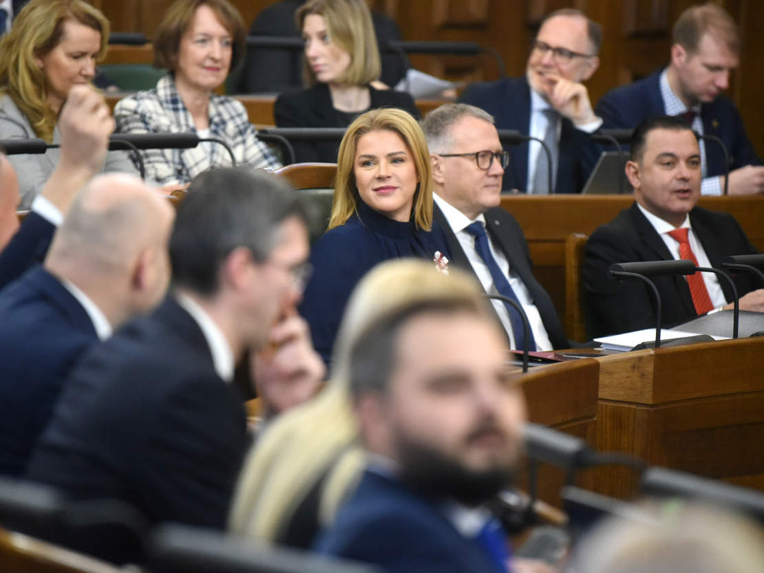 Veselības ministrs Hosams Abu Meri (no labās), finanšu ministrs Arvils Ašeradens un Ministru prezidente Evika Siliņa piedalās Saeimas ārkārtas sēdē, kurā otrajā lasījumā izskata gadskārtējo valsts budžetu un ar to saistītos likumprojektus.