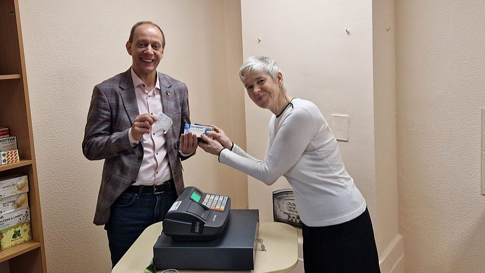 Smiltenes novada pašvaldības izpilddirektors Andris Lapiņš bijis viens no pirmajiem klientiem jaunatvērtajā aptiekā, kuru apkalpojusi farmaceite Kristīne Daņiļēviča.