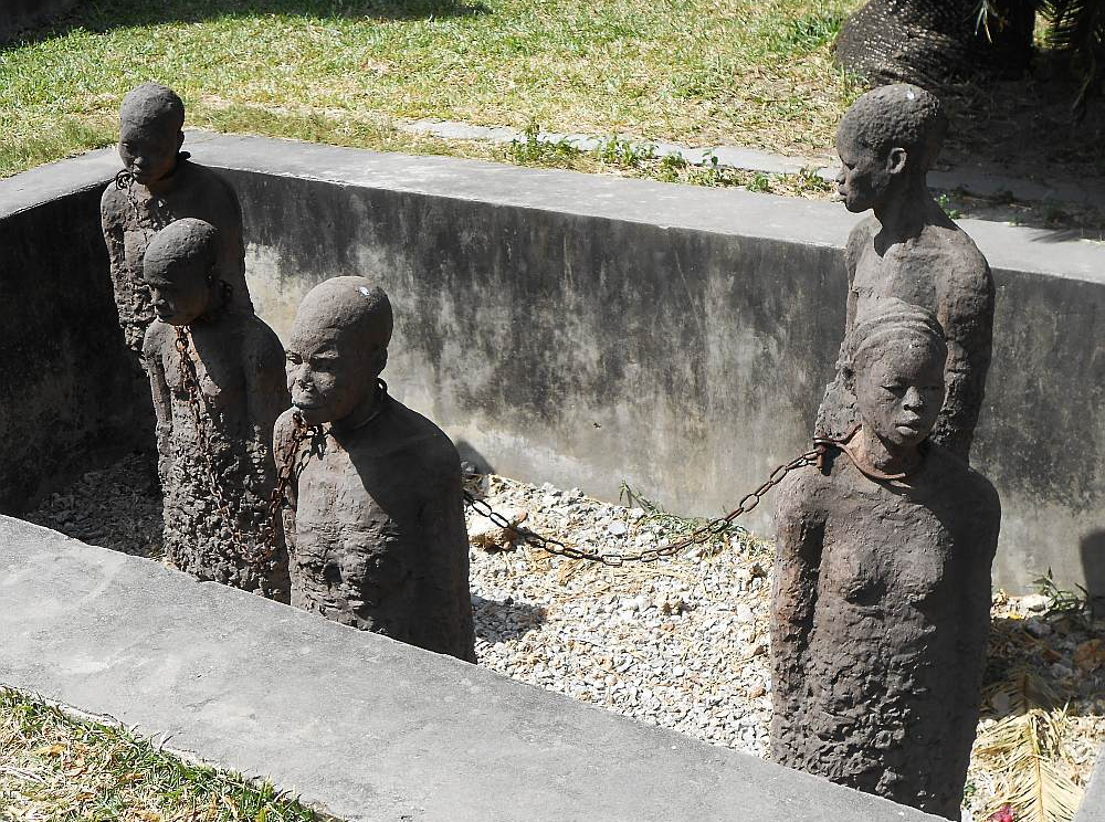 Piemineklis verdzībā aizvestajiem muzejā Zanzibārā Tanzānijā. No Austrumāfrikas arābu un indiešu vergu tirgotāju gūstā krita ap 17 miljoni cilvēku.