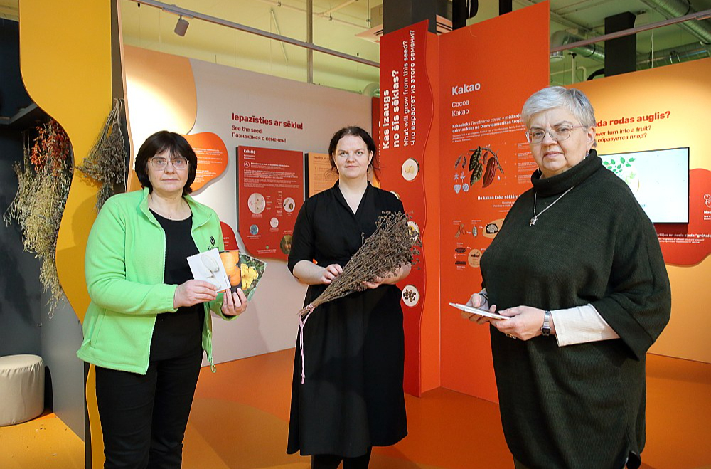 Salaspils Nacionālā botāniskā dārza vides izglītības centra "Botania" kuratore Laura Līdaka (no kreisās), Izglītības un informācijas nodaļas vadītāja Anete Enikova un botāniķe un pētniece Ludmila Višņevska.