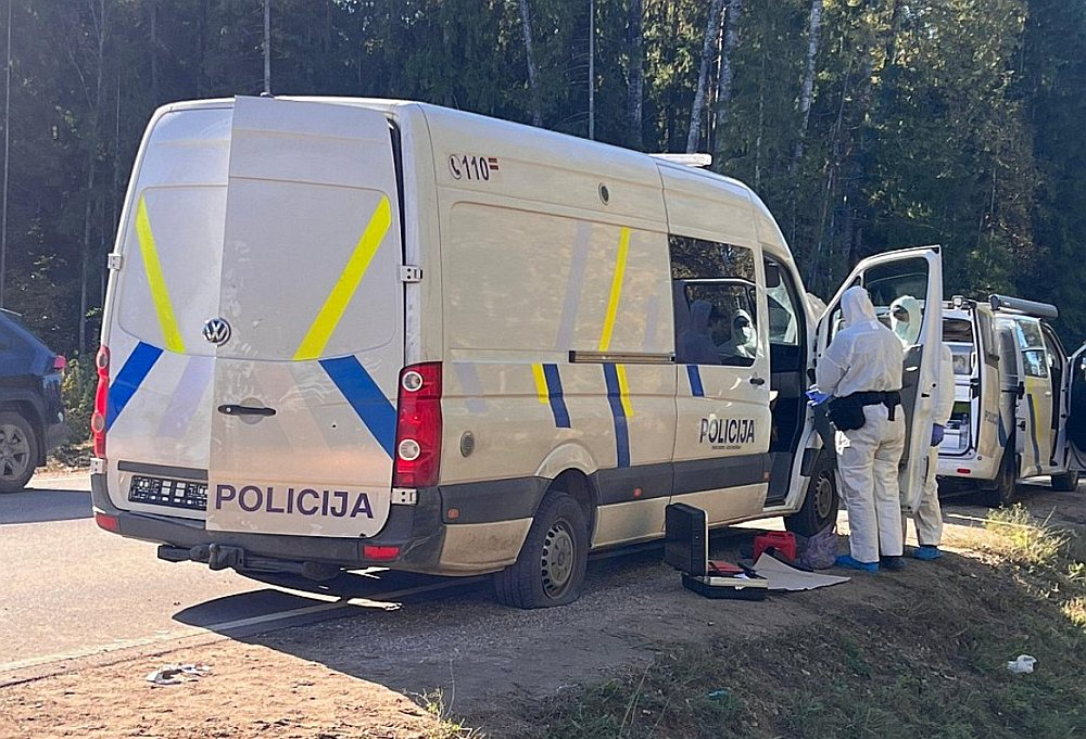 Viltotais Valsts policijas mikroautobuss, ar kuru 8. oktobrī brauca notvertie imigranti.