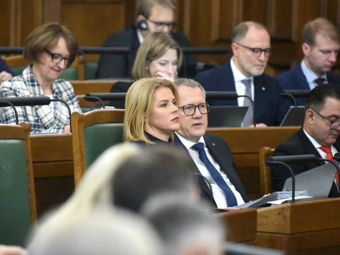 Ministru prezidente Evika Siliņa piedalās Saeimas ārkārtas sēdē.
