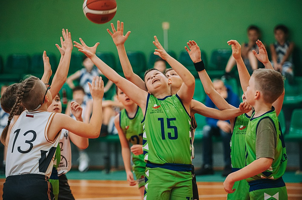 Bērniem būtiski ir izbaudīt sportu mierīgos apstākļos, un tajā nav vietas jebkāda veida vecāku spiedienam uz savām, pretinieku atvasēm, tiesnešiem un treneriem.