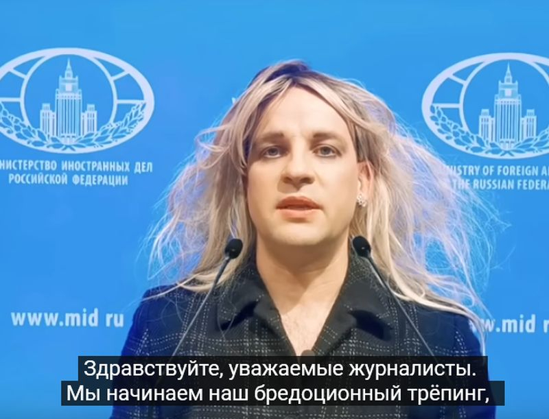 Jurijs Veļikijs parodē Krievijas Federācijas Ārlietu ministrijas Informācijas un preses departamenta direktori Mariju Zaharovu.