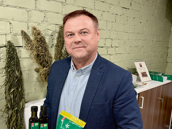 Kooperatīva "Lādzeres grauds" valdes priekšsēdētājs Māris Kalniņš: "Mēs attīstāmies lēni un vienlaikus pārliecinoši. Kaņepju eļļa ir "Lādzeres grauda" pirmais pārstādes produkts. Būs arī citi produkti, paturot prātā, ka lauksaimnieku interesēs ir būvēt kaņepju pārstrādes rūpnīcu."