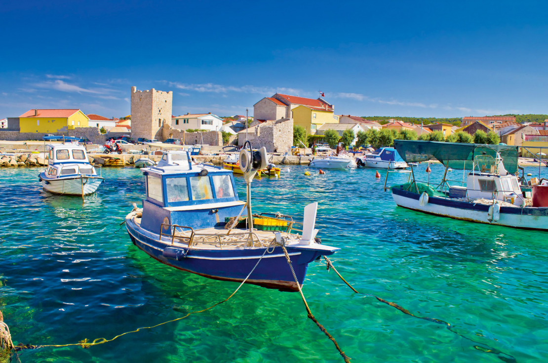 Jebkurā pilsētas jahtu piestātnē ir laivas un jahtas, kuras tiek izīrētas, un tās visas ir aprīkotas ne vien izbraucieniem pa jūru un snorkelēšanai, bet arī tām ir iegādātas ikgadējās makšķerēšanas atļaujas.