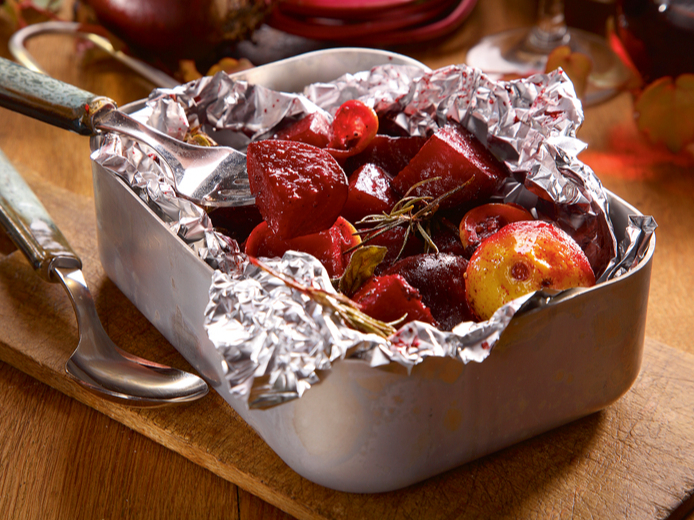 Bietes folijā ar zaļumiem.