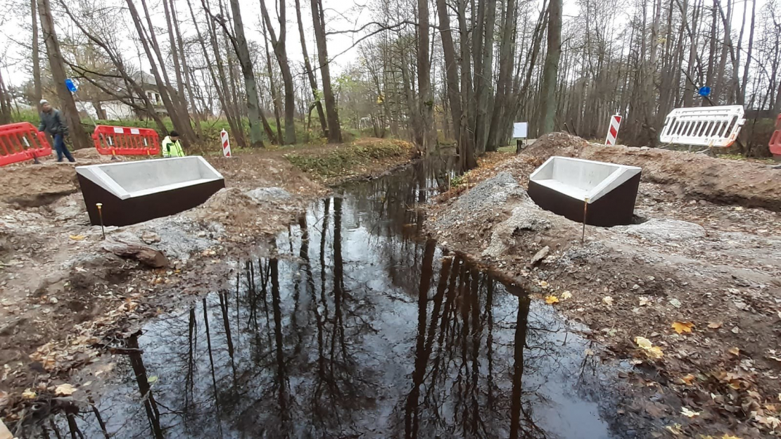 Mārupītes mežaparkā uzbūvēts jauns tiltiņš.
