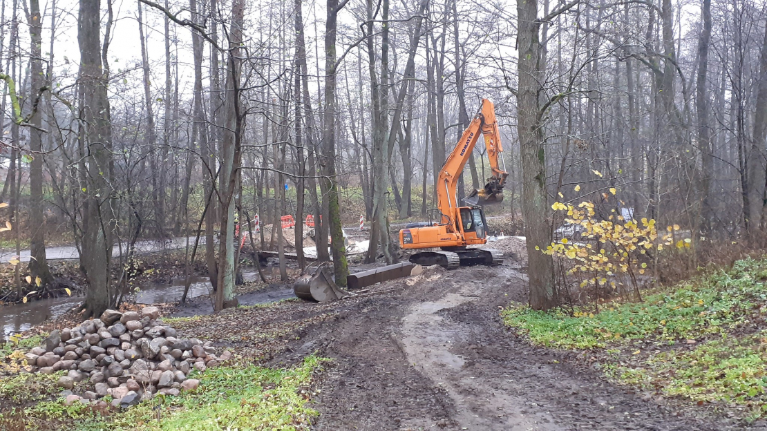 Mārupītes mežaparkā uzbūvēts jauns tiltiņš.