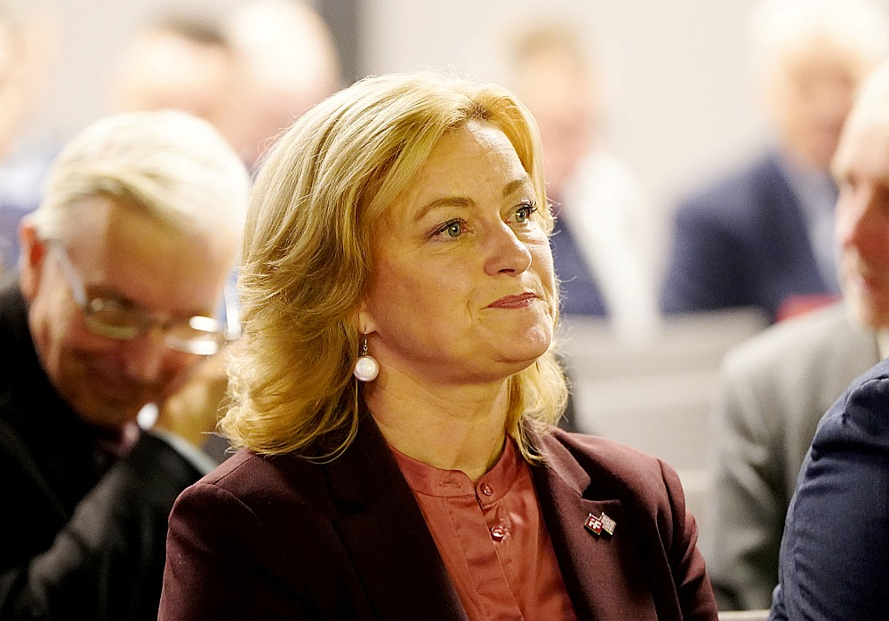 Nacionālās apvienības jaunā vadītāja Ilze Indriksone ir ilggadēja partijas biedre, politisko darbību sākusi Talsu novada pašvaldībā, bet kā bijušajai ekonomikas ministrei viņai ir arī valdības darba pieredze.