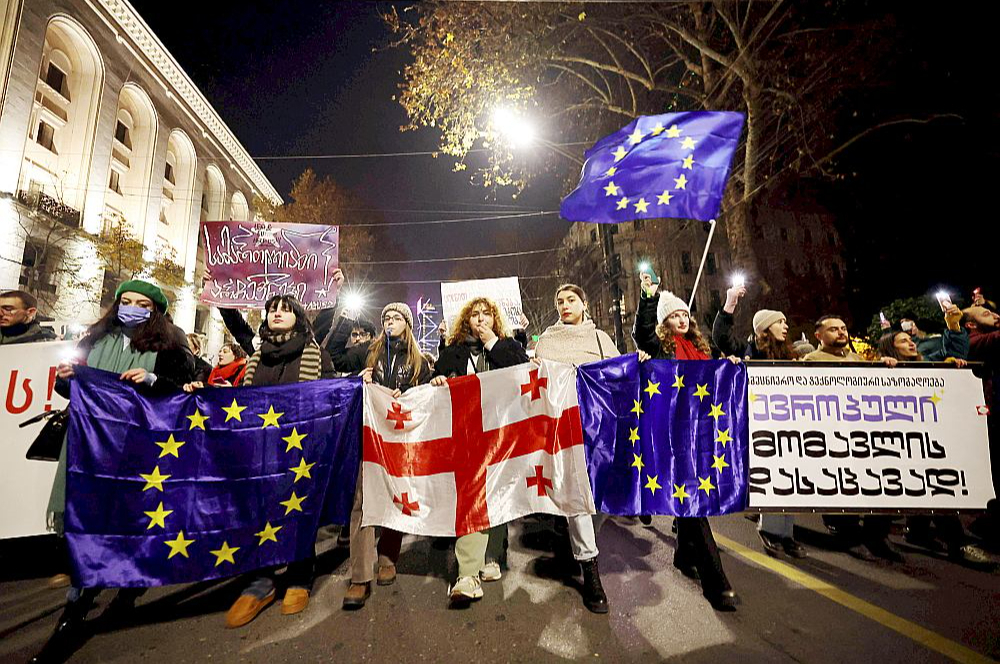 Protesta demonstrācija 11.decembrī Tbilisi ielās pret valdības lēmumu atteikties no valsts tuvināšanās ar Eiropas Savienību.