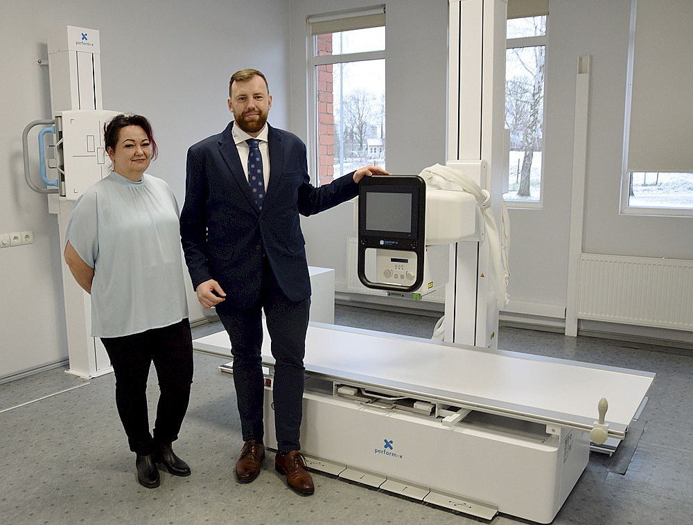 Pie jaunās digitālā rentgena iekārtas – radioloģijas nodaļas vadītājs Dāvis Sosārs un radiologa asistente Ligita Vēja.
