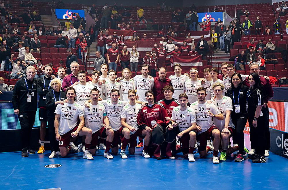 Foto vēsturei – Latvijas florbola izlase un tās līdzjutēji Malmē pēc vēsturiskās ceturtās vietas pasaules čempionātā. Otrajā rindā centrā galvenais treneris Heiki Lūkonens, kuram pirmais divu gadu cikls pie izlases stūres bijis ar treknu plusa zīmi.
