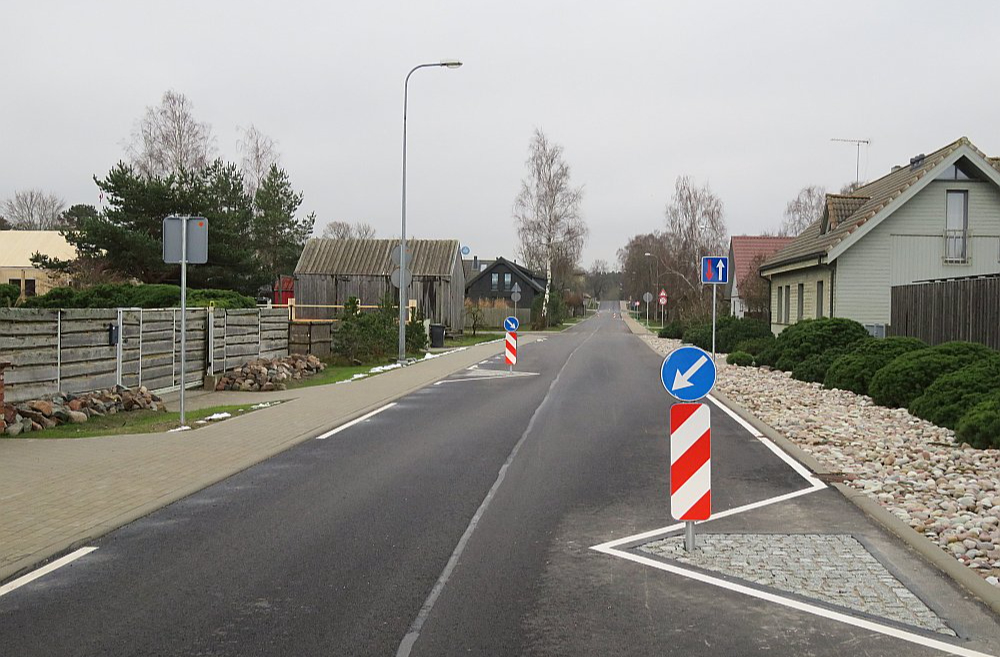Modernā iela, kas ne visiem vietējiem liekas iederīga Pāvilostā.