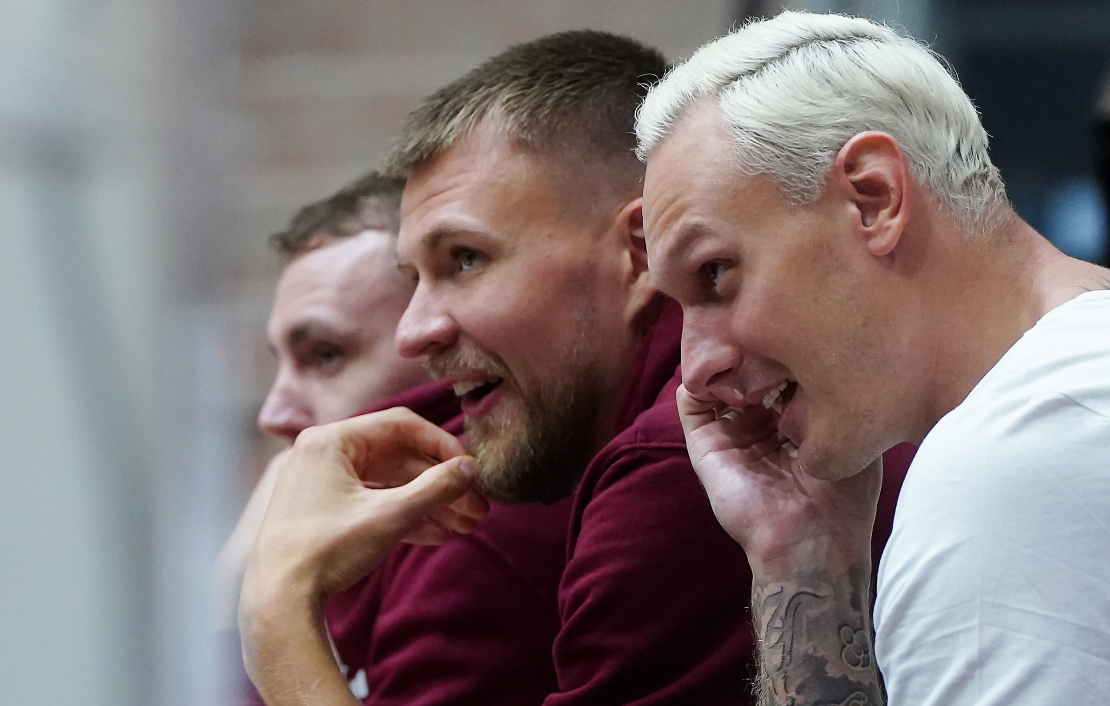 Latvijas vīriešu basketbola valstsvienības spēlētāji Kristaps Porziņģis (centrā) un Jānis Timma pārbaudes spēlē basketbolā vīriešiem, kurā tiekas Latvijas un Zviedrijas vīriešu basketbola izlases.
