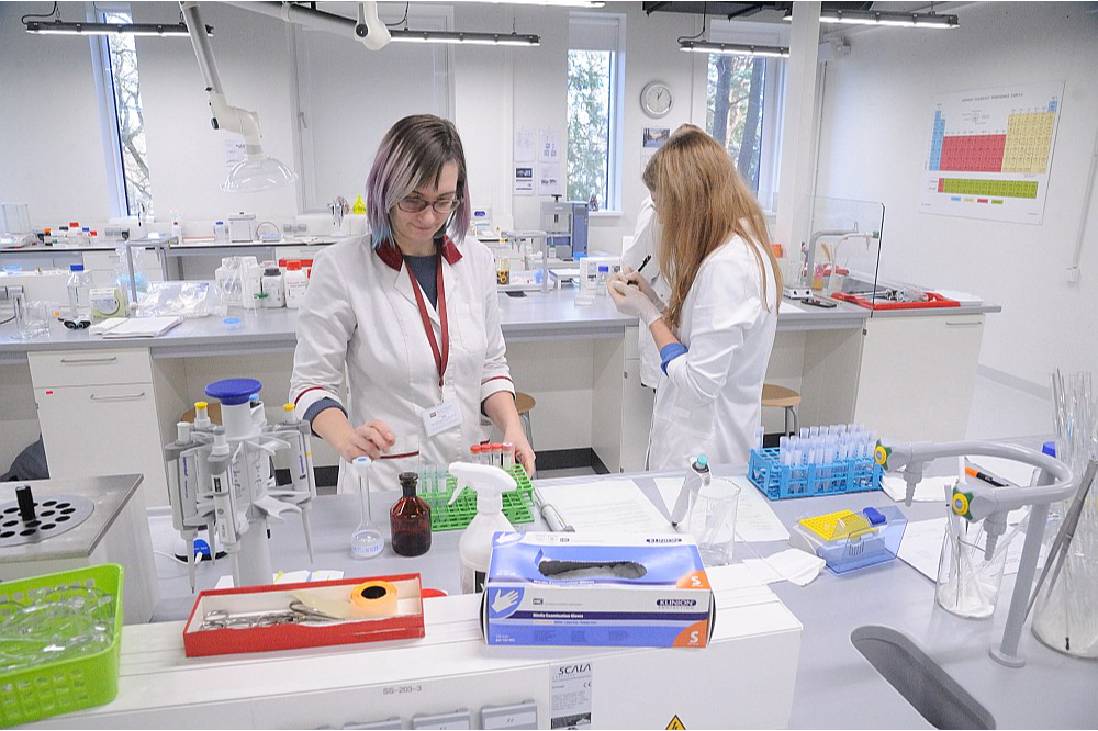 Pētniece Renāte Teterovska kopā ar studentiem strādā pie zāļu šķīšanas pētīšanas. Tādējādi saprotot, kā zāles iedarbosies dažādos organismos, piemēram, cilvēka un dzīvnieka organismos.