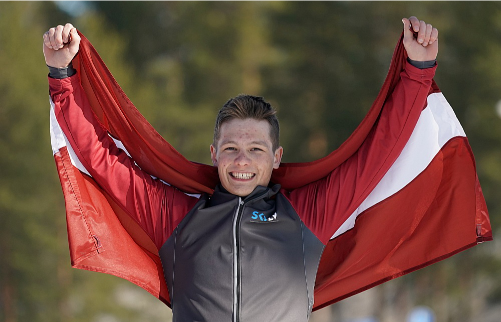 Pirms nepilniem diviem gadiem distanču slēpotājs Lauris Kaparkalējs uzvarēja Eiropas Jaunatnes olimpiādē sprinta sacensībās. Nu viņš kopā ar 30 labākajiem tiek jau Pasaules kausa posmos.