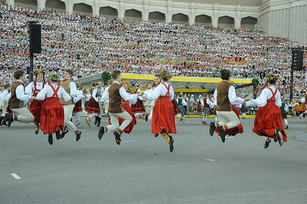 Jaunieši dzied un dejo 2015. gada Vispārējos skolu jaunatnes dziesmu un deju svētkos.