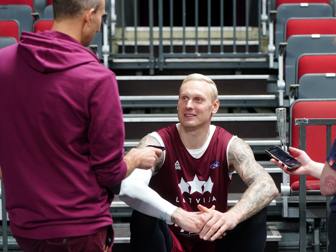 Latvijas vīriešu basketbola izlases spēlētājs Jānis Timma atbild uz žurnālistu jautājumiem pēc valstsvienības atklātā treniņa "Arēnā Rīga".
