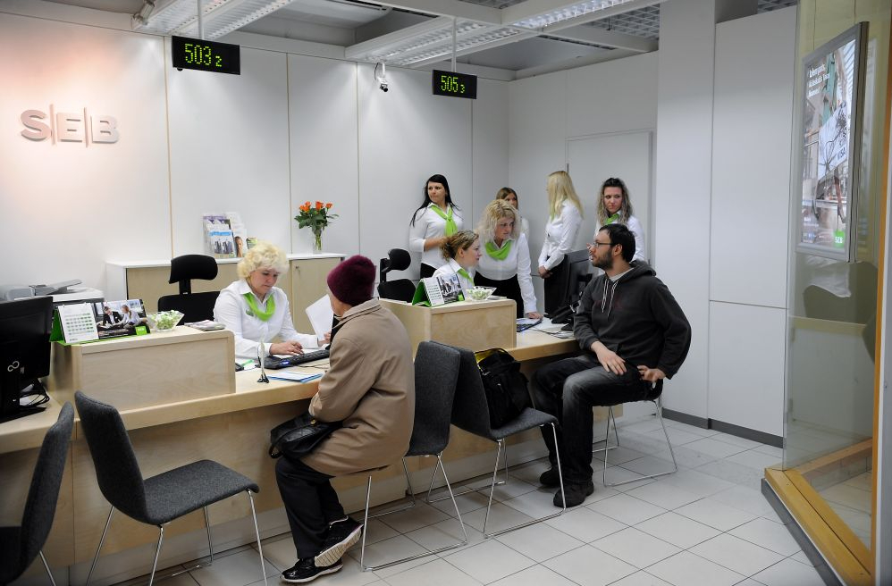 SEB ir viena no tām bankām, uz kuru attiecas nesen pieņemtie likuma grozījumi par plašāku filiāļu pieejamību. Bankā, tāpat kā citās lielākajās komercbankās, vēl apsver risinājumus. Skaidrs ir viens – tik pieejamas klātienes apmeklējumiem, kā tas bijis gadus iepriekš, bankas vairs nekļūs. Attēlā – SEB bankas filiāle tirdzniecības centrā 2012. gadā.