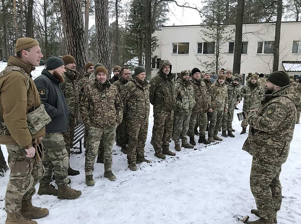 Mēnesi ilgusī atpūta mājās beigusies, karavīriem jādodas uz poligonu pirms nosūtīšanas uz fronti.