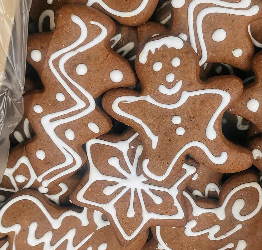 Reti kurā veikalā atrodami mazāk pazīstamu vietējo ražotāju, piemēram, "Adugs Production" sveramie cepumi "Piparkūkas Christmas".
