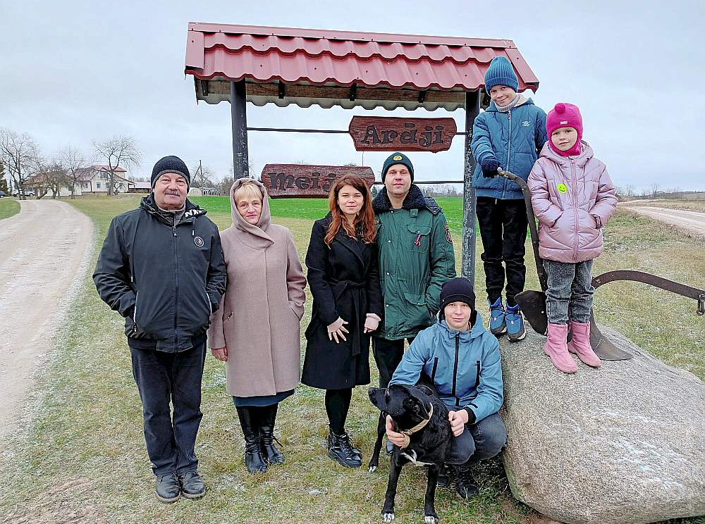Barkānu ģimenes trīs paaudzes – Jānis, Marina, Ludmila, Igors, Dāvis, Rainers, Katrīna, "Arāju" sargs Boss. Neskatoties uz grūtiem vai labiem laikiem, arī viņu radi austrumu pierobežā nemūk no savas dzimtās puses, tur godā veco laiku tradīcijas un vismaz reizi mēnesī cits pie cita ciemojas. "Tuvinieku loks ap mums veido to vidi un valsti, kuras dēļ dzīvojam un gribam dzīvot," saka Ludmila.