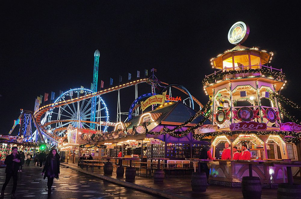 Lai arī Londonas Haidparkā izvietotā "Winter Wonderland" ("Ziemas brīnumzeme") tūrisma ceļvežos tiek minēta kā viena no labākajām vietām, ko Apvienotajā Karalistē apmeklēt decembrī, tomēr londonieši jau vairākus gadus tai iet ar līkumu, sūdzoties par neadekvāti augstajām cenām. Lai nu kā, Ziemassvētku tirdziņu Londonā netrūkst, lielo ir ap 15, bet mazo skaits nav precīzi zināms.