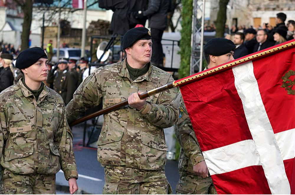 Dānijas bataljona kareivji šī gada 18. novembrī Latvijas proklamēšanas 106. gadadienai veltītajā militārajā parādē.