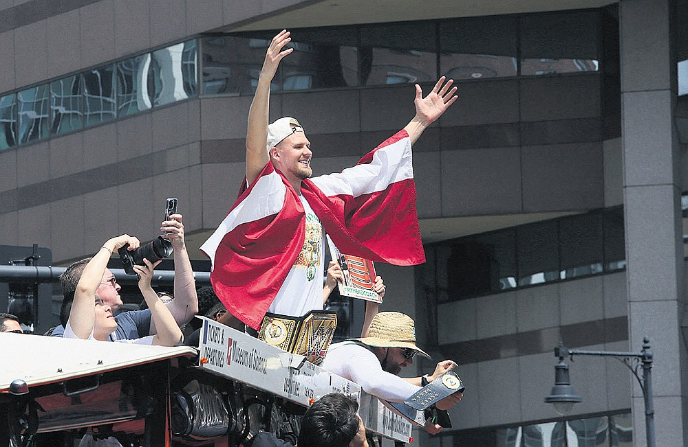 Kristaps Porziņģis un "Celtics" komanda čempionu parādes laikā Bostonā.