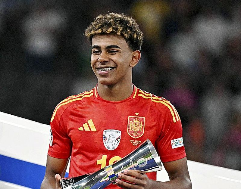 Spānijas futbola jaunā zvaigznīte Lamins Jamals 16 gadu vecumā kļuva par visu laiku jaunāko Eiropas futbola čempionāta finālturnīru dalībnieku un vārtu guvēju. Tāpat viņš tika atzīts par 2024. gada labāko jauno futbolistu pasaulē.