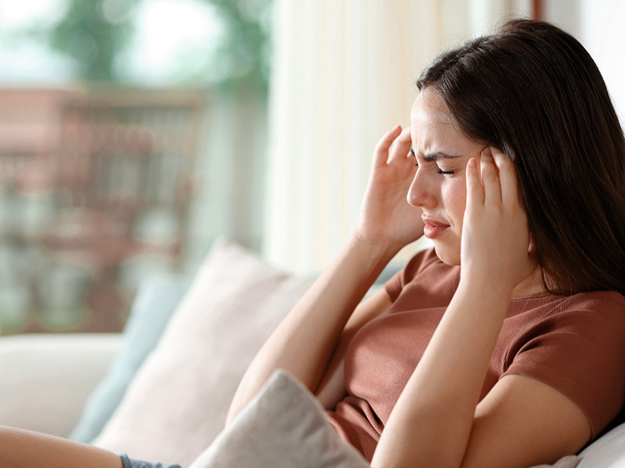 Daļai pirmās migrēnas lēkmes parādās jau bērna vai pusaudža gados, kamēr citiem tikai 30–40 gadu vecumā. Ar gadiem to intensitāte parasti mazinās.