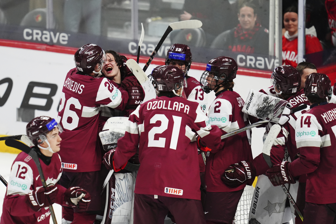 Latvijas U-20 hokeja izlase pirmo reizi pasaules čempionātā uzvar Kanādu