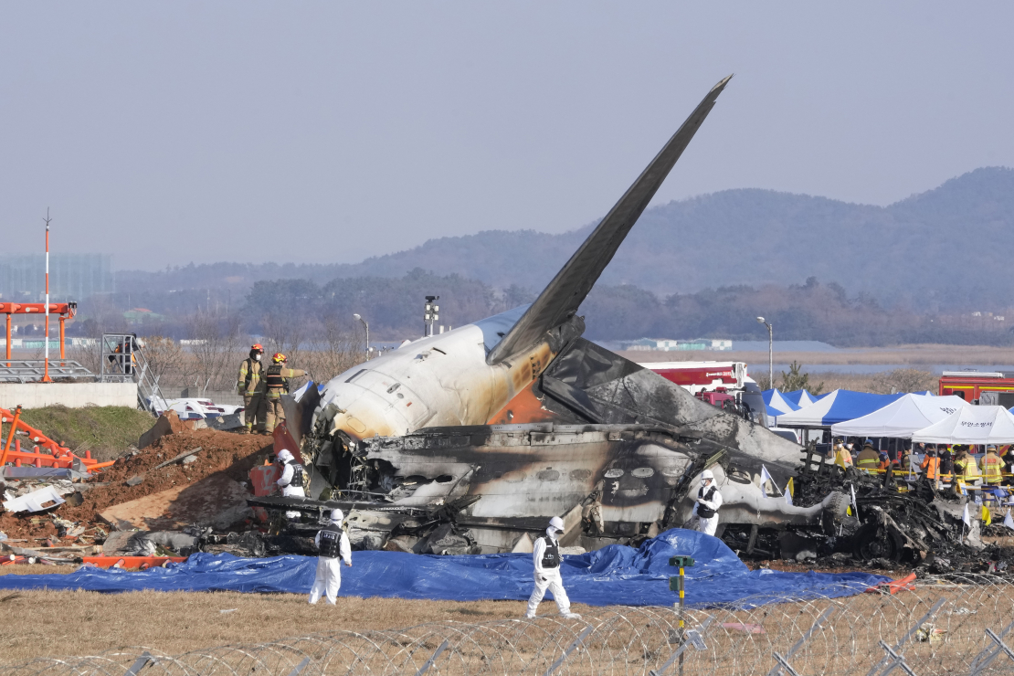 Vismaz 120 cilvēki gājuši bojā Dienvidkorejā pēc tam, kad aviokompānijas "Jeju Air" lidmašīna "Boeing 737-800" noslīdēja no skrejceļa un ietriecās sienā Muanas Starptautiskajā lidostā Dienvidkorejas dienvidos.