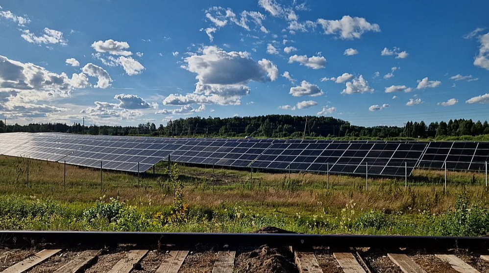 Atjaunīgās enerģijas asociācijas kritizē Latvijas Nacionālo enerģētikas un klimata plānu par pārāk izplūdušu skatījumu. Piemēram, asociācijā "Saules enerģija Latvijai" pamanījuši, ka nesakrīt dažādos dokumentos izvirzītie mērķi: Nacionālajā enerģētikas un klimata plānā tie ir atšķirīgi no topošajā Latvijas enerģētikas stratēģijā izvirzītajiem, savukārt vēl citi minēti elektroenerģijas pārvades sistēmas operatora "Augstsprieguma tīkls" sistēmas attīstības plānā.