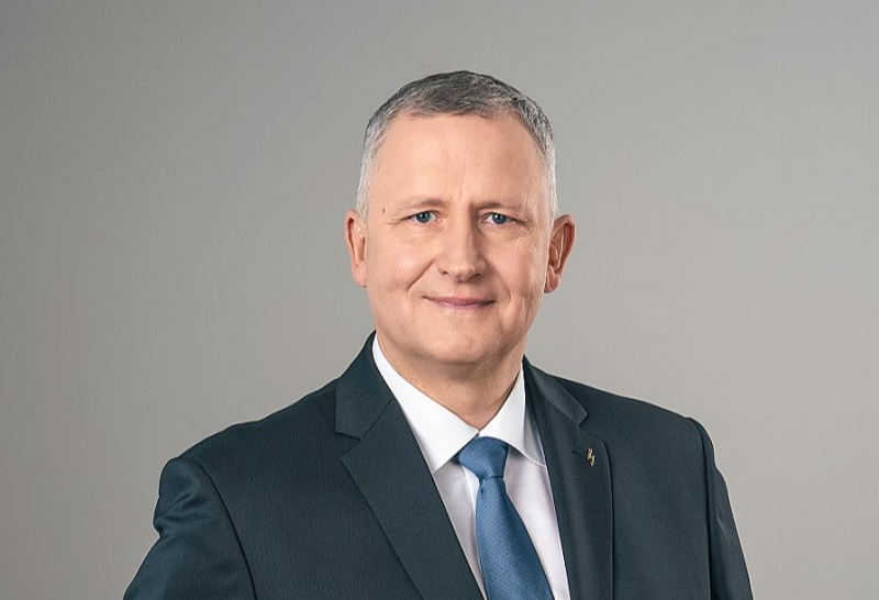 Raimonds Skrebs, AS "Sadales tīkls" valdes loceklis un tehniskais direktors: "Gadā pārbūvējam elektrolīnijas 1400–1800 kilometru garumā. Līniju pārbūvēs Latvijā vairs netiek izmantots kailvadu tehniskais risinājums, kas ir ārējo apstākļu visvairāk ietekmējams."