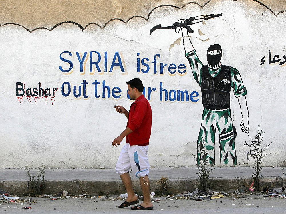 "Sīrija ir brīva. Bašar – ārā no mūsu mājām!" vēsta uzraksts angļu valodā uz sienas Alepo pilsētā 2013. gadā. Sīrijas pilsoņu karš pirms 13 gadiem sākās ar grafiti, un arī vēlāk šis veids bieži izmantots politiskiem vēstījumiem gan pret Bašara Asada režīmu, gan tā atbalstam.