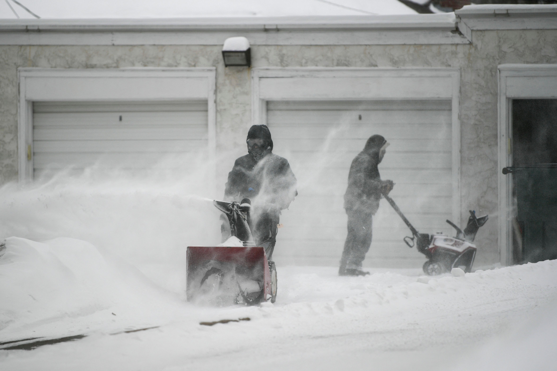 ASV skārusi spēcīga sniega vētra.