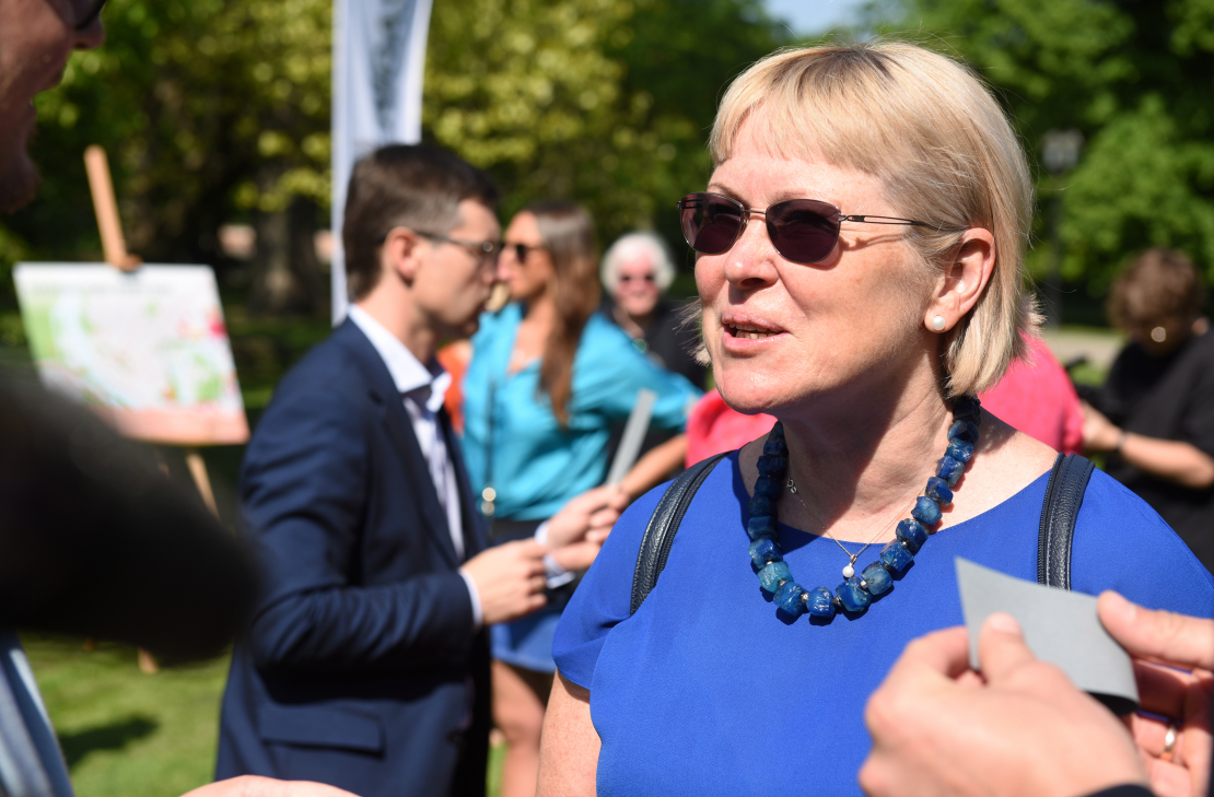Imanta Ziedoņa fonda "Viegli" padomes priekšsēdētāja Žanete Grende piedalās "Rīgas meži" rīkotā pasākumā "Krāsainā pirmdiena", kurā atklāj šīs vasaras puķu dobju modes galvenās tendences.