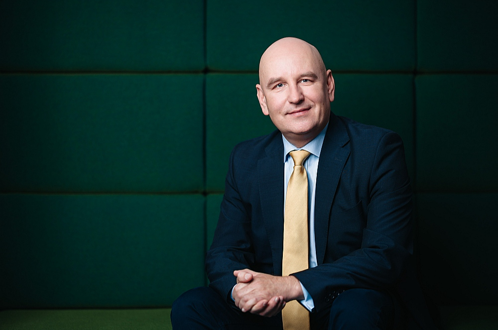 "SEB Investment Management" valdes priekšsēdētājs Jānis Rozenfelds: "Latvijas likumdevēju uzstādījums vēsturiski nekad nav bijis vērsts uz maksimālu pensijas kapitāla vairošanu jeb maksimālu investīciju rezultātu ilgtermiņā. Gandrīz divus gadu desmitus uzstādījums ir bijis pilnīgi pretējs – uz maksimālu riska ierobežošanu."