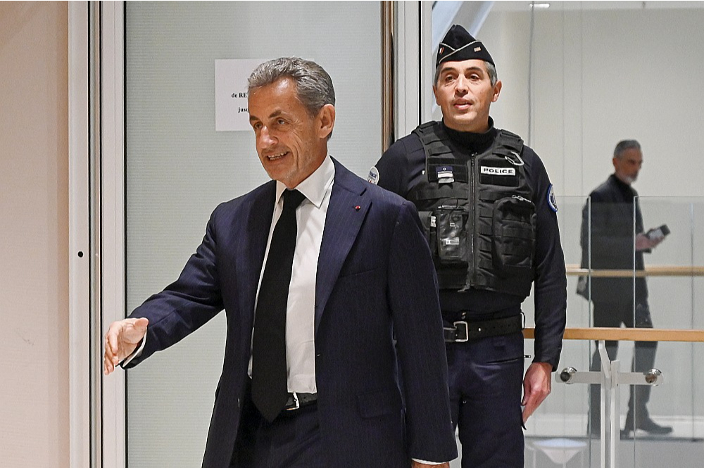 Bijušais Francijas prezidents Nikolā Sarkozī pirmdien "Lībijas lietas" ietvaros ieradās tiesā Parīzē. Gaidāms, ka prāva ilgs līdz 10. aprīlim.